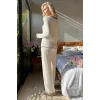 Kadın Beyaz Örme Kumaş V Yaka Düğmeli Rahat Şık Pijama Takımı