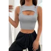 Kadın Gri Kalın Askılı Cut Out Dekolteli Crop Top Bluz – Şık, Rahat ve Kolay Kombinlenebilir