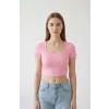 Kadın Pembe Yarım Kol Düz Yaka Crop Top Bluz – Şık, Rahat ve Kolay Kombinlenebilir