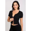 Kadın Siyah Çift Fermuarlı Yarım Kol Crop Top Bluz – Şık, Rahat ve Kolay Kombinlenebilir