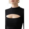 Kadın Siyah Göğüs Dekolteli Uzun Kollu Cut Out Crop Top Bluz – Şık, Rahat ve Kolay Kombinlenebilir