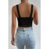 Kadın Siyah Kare Yaka Kalın Askılı Dekolteli Crop Top Bluz – Şık, Rahat ve Kolay Kombinlenebilir