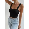 Kadın Siyah Kare Yaka Kalın Askılı Dekolteli Crop Top Bluz – Şık, Rahat ve Kolay Kombinlenebilir