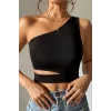 Kadın Siyah Tek Kol Cut Out Göbek Dekolteli Crop Top Bluz – Şık, Rahat ve Kolay Kombinlenebilir