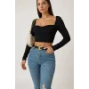 Kadın Siyah Uzun Kol Göğüs Dekolteli Şık Crop Top Bluz – Şık, Rahat ve Kolay Kombinlenebilir