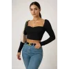 Kadın Siyah Uzun Kol Göğüs Dekolteli Şık Crop Top Bluz – Şık, Rahat ve Kolay Kombinlenebilir