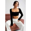 Kadın Siyah Uzun Kol Göğüs ve Sırt Dekolteli Crop Top Bluz – Şık, Rahat ve Kolay Kombinlenebilir