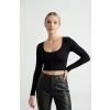 Kadın Siyah Uzun Kol Kare Yaka Crop Top Bluz – Şık, Rahat ve Kolay Kombinlenebilir