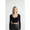 Kadın Siyah Uzun Kol Kare Yaka Crop Top Bluz – Şık, Rahat ve Kolay Kombinlenebilir