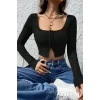 Kadın Siyah Uzun Kollu Agraflı Göğüs ve Göbek Dekolteli Crop Top Bluz – Şık, Rahat ve Kolay Kombinlenebilir