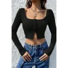 Kadın Siyah Uzun Kollu Agraflı Göğüs ve Göbek Dekolteli Crop Top Bluz – Şık, Rahat ve Kolay Kombinlenebilir