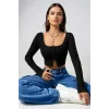 Kadın Siyah Uzun Kollu Agraflı Göğüs ve Göbek Dekolteli Crop Top Bluz – Şık, Rahat ve Kolay Kombinlenebilir