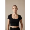 Kadın Siyah Yarım Kol Düz Yaka Crop Top Bluz – Şık, Rahat ve Kolay Kombinlenebilir