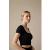 Kadın Siyah Yarım Kol Düz Yaka Crop Top Bluz – Şık, Rahat ve Kolay Kombinlenebilir