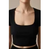 Kadın Siyah Yarım Kol Düz Yaka Crop Top Bluz – Şık, Rahat ve Kolay Kombinlenebilir