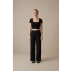 Kadın Siyah Yarım Kol Düz Yaka Crop Top Bluz – Şık, Rahat ve Kolay Kombinlenebilir