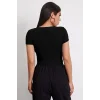 Kadın Siyah Yuvarlak Yaka Yarım Kol Crop Top Bluz – Şık, Rahat ve Kolay Kombinlenebilir