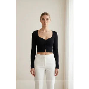 Kadın Siyah Uzun Kollu Düğmeli Göğüs ve Göbek Dekolteli Crop Top Bluz – Şık, Rahat ve Kolay Kombinlenebilir
