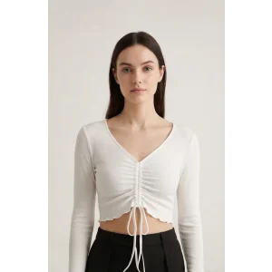 Kadın Beyaz Uzun Kollu Büzdürme Bağcık Detaylı Crop Top Bluz – Şık, Rahat ve Kolay Kombinlenebilir