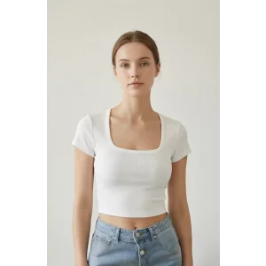 Kadın Beyaz Yarım Kol Düz Yaka Crop Top Bluz – Şık, Rahat ve Kolay Kombinlenebilir