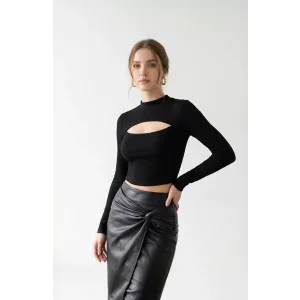Kadın Siyah Göğüs Dekolteli Uzun Kollu Cut Out Crop Top Bluz – Şık, Rahat ve Kolay Kombinlenebilir