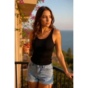 Kadın Siyah Kolsuz Kalın Askılı Uzun Crop Top Bluz & Atlet – Şık, Rahat ve Kolay Kombinlenebilir