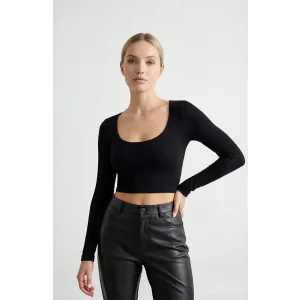 Kadın Siyah Uzun Kol Kare Yaka Crop Top Bluz – Şık, Rahat ve Kolay Kombinlenebilir