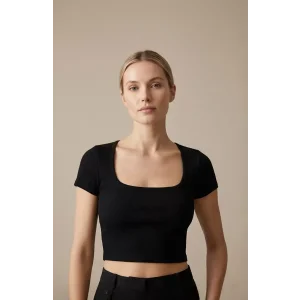 Kadın Siyah Yarım Kol Düz Yaka Crop Top Bluz – Şık, Rahat ve Kolay Kombinlenebilir
