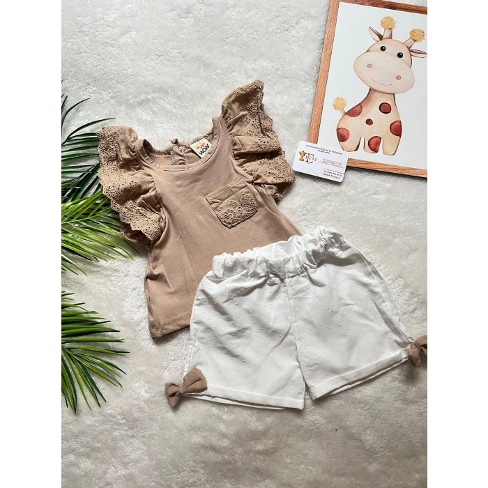 DANTELLİ BLUZ VE FİYONK DETAYLI ŞORT TAKIMI