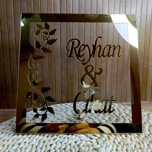 Baskıcı Amca Kare Masa Pleksi İsimlik