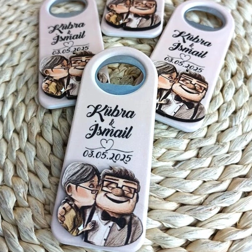 Up Karakterli Ahşap Kabartmalı Açacak Magnet