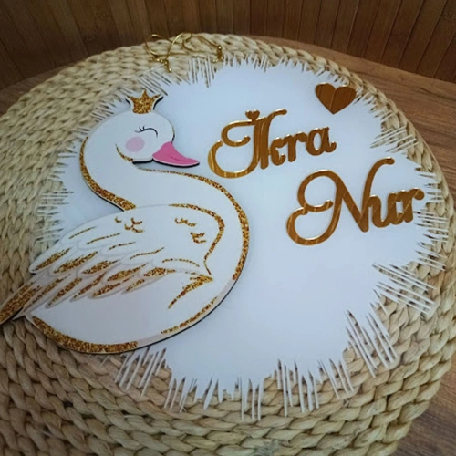 Baskıcı Amca Kuğu Figürlü  Boyamalı Kapı Süsü