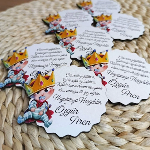 Baskıcı Amca Taçlı Bebek Ahşap Magnet