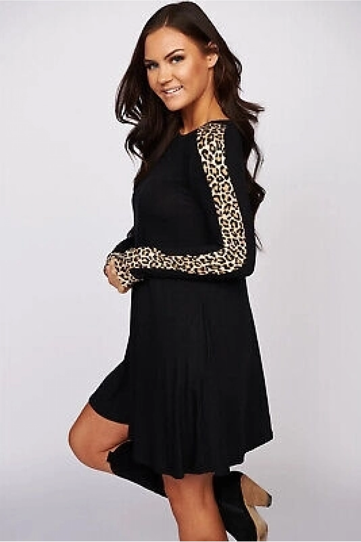 Платье с леопардовым принтом. Платье комбинированное с леопардом. Платье с леопардовыми рукавами. Черное платье с леопардовыми рукавами. Платье с одним рукавом леопард.