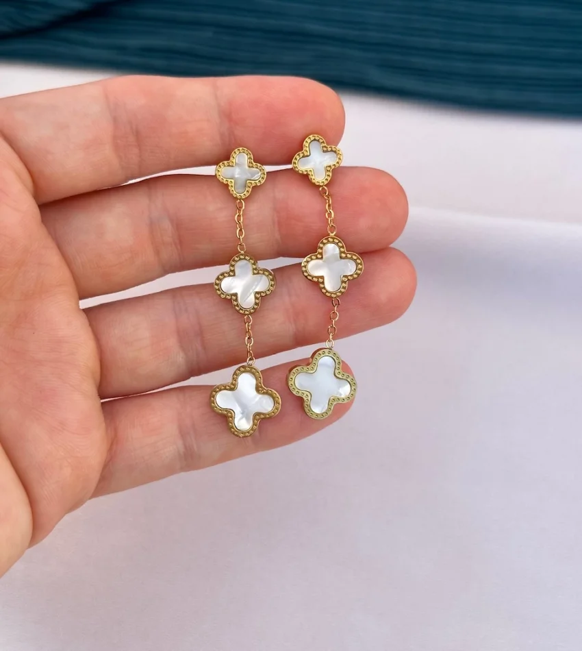 Beyaz Sallantılı Marka Küpe