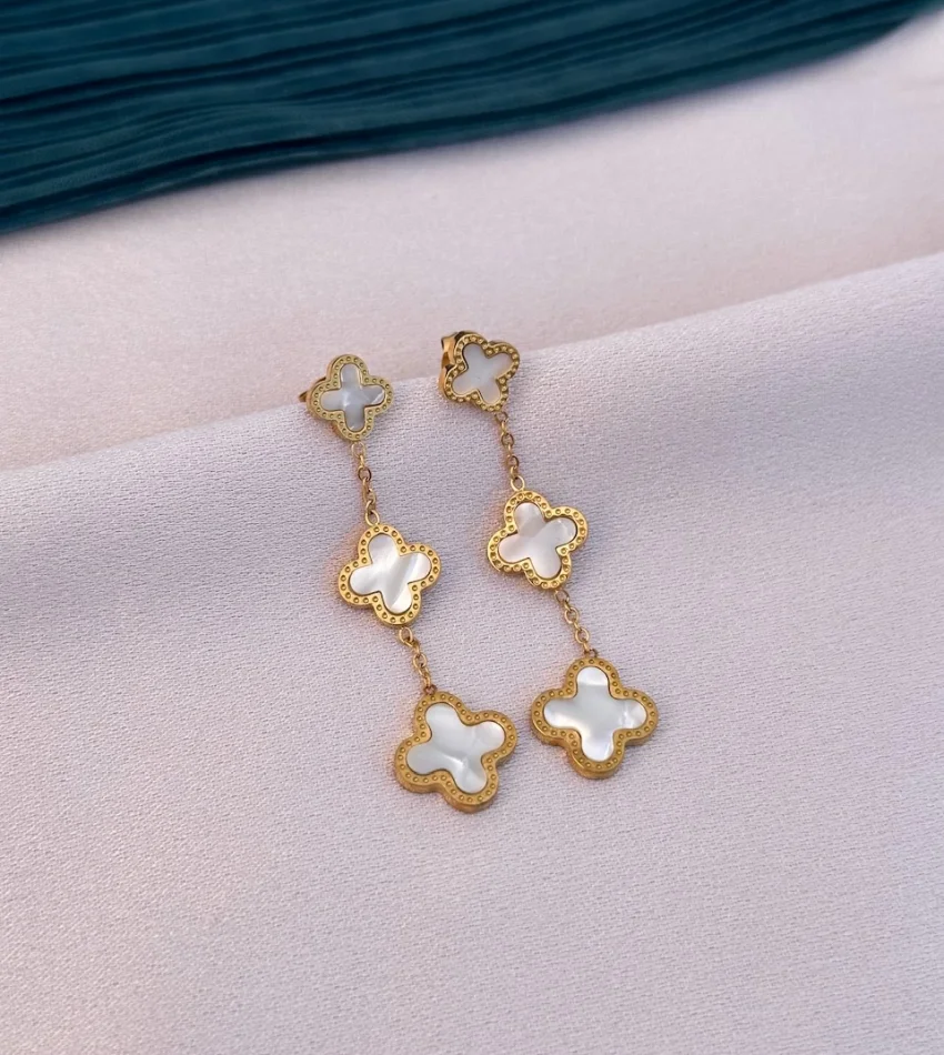 Beyaz Sallantılı Marka Küpe