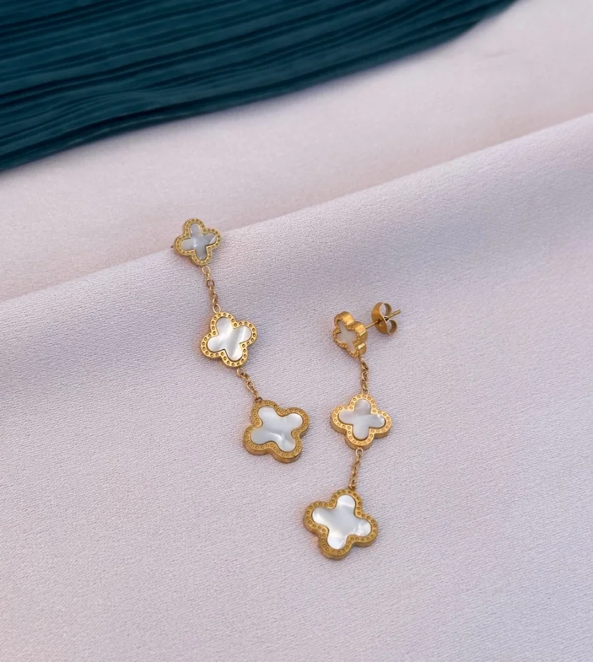 Beyaz Sallantılı Marka Küpe