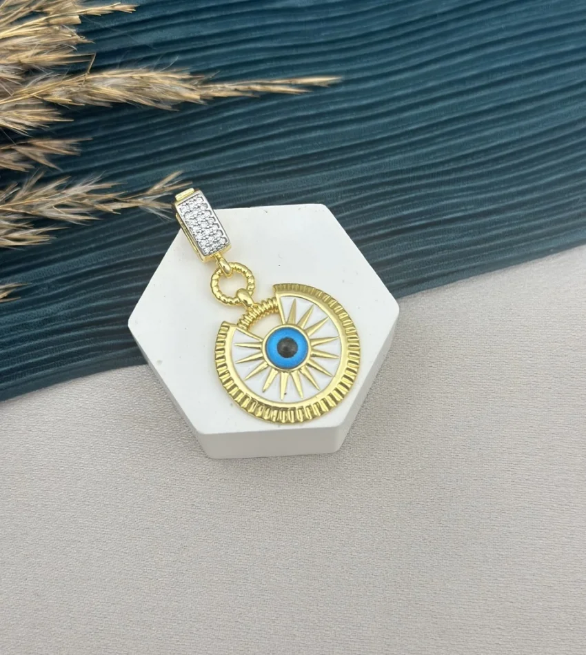 Mineli Nazarlı Charm