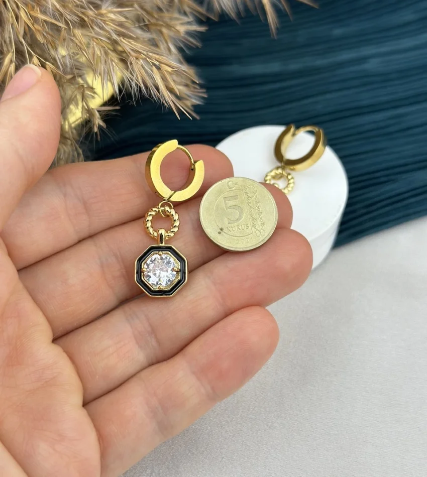 Taşlı Siyah Detaylı Trend Küpe