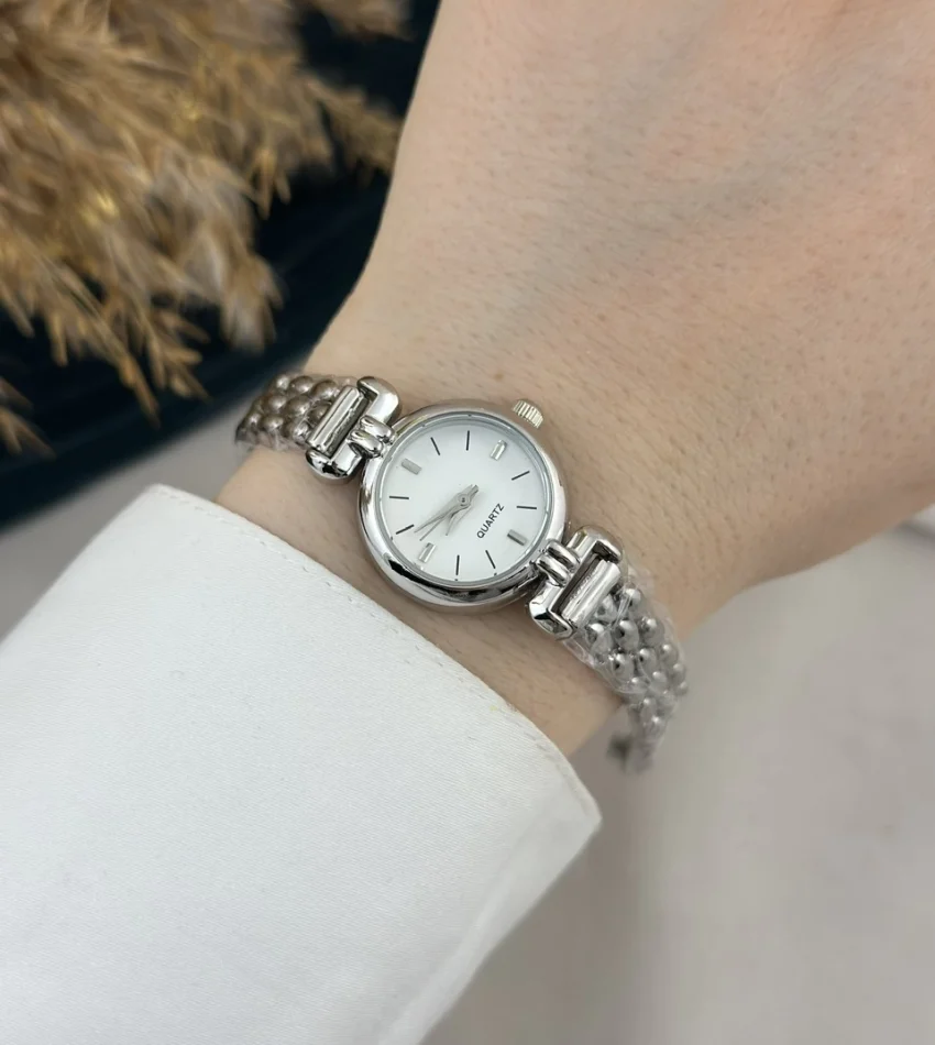 Gümüş Yuvarlak Kasa Retro Saat (Beyaz)