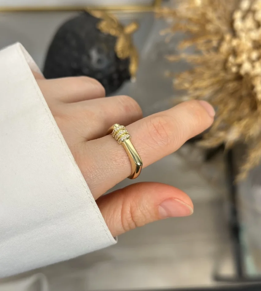 Taşlı Köşeli Form İthal Yüzük (Alttan Ayarlıdır)