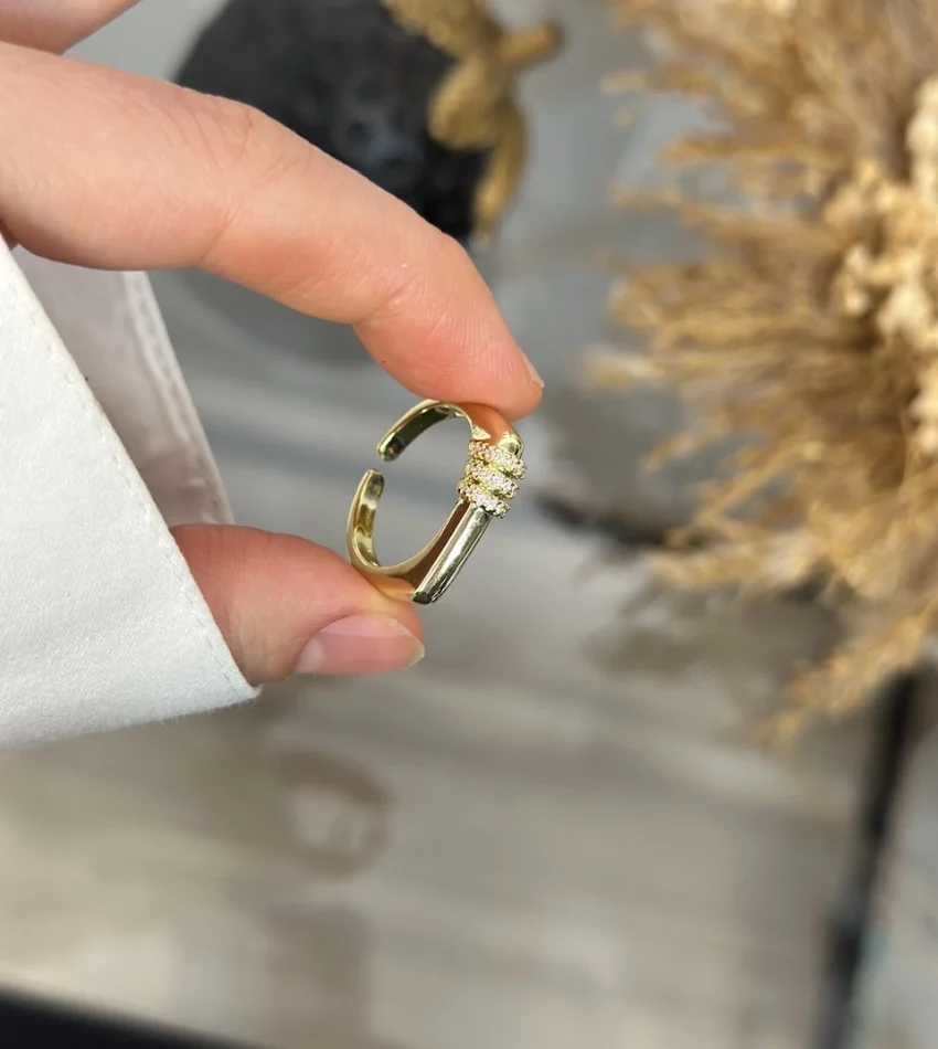 Taşlı Köşeli Form İthal Yüzük (Alttan Ayarlıdır)