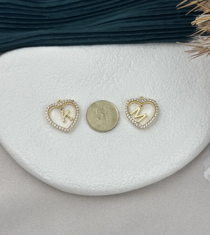 Sallantılı Harfli Taşlı Kalp Kolye Ucu
