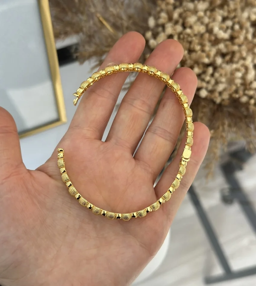 22 Ayar Oval Topçuk Detaylı Kelepçe Bilezik (6 cm)