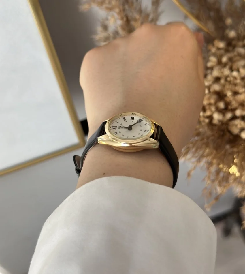 Siyah Deri Kordon Yuvarlak-Köşeli Saat