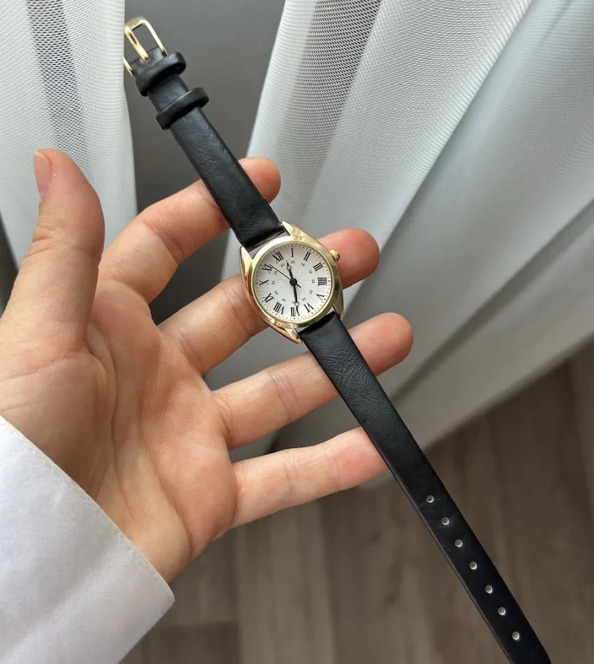 Siyah Deri Kordon Yuvarlak-Köşeli Saat