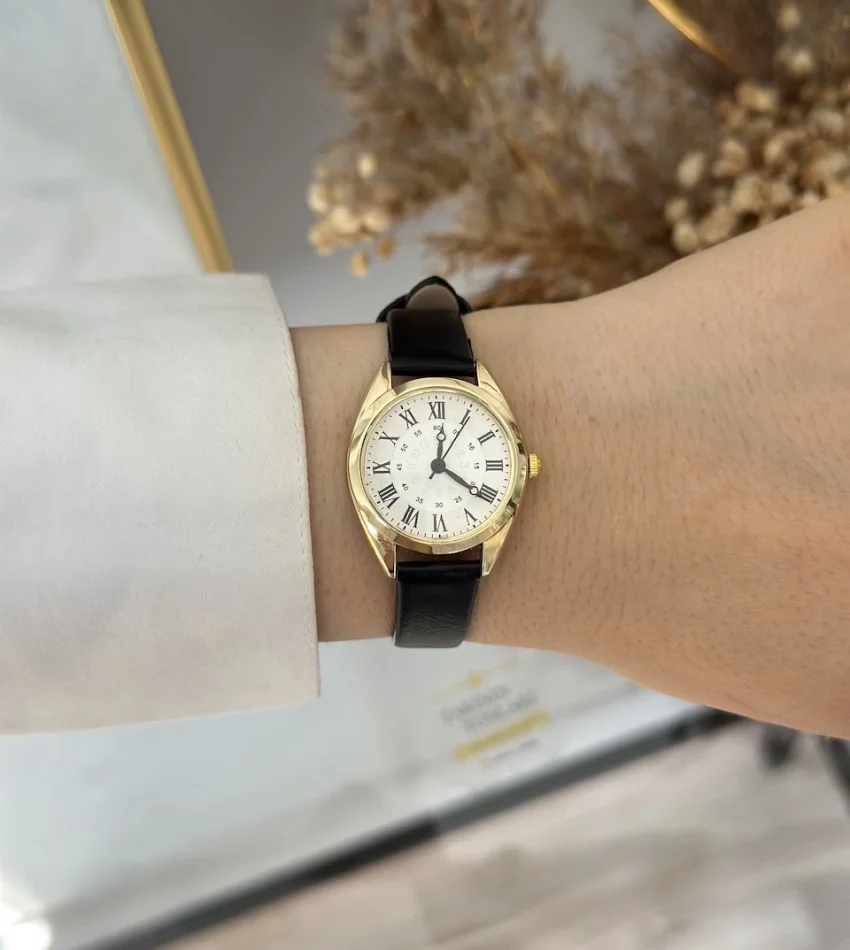 Siyah Deri Kordon Yuvarlak-Köşeli Saat