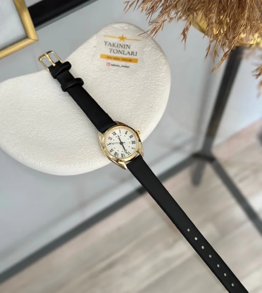 Siyah Deri Kordon Yuvarlak-Köşeli Saat