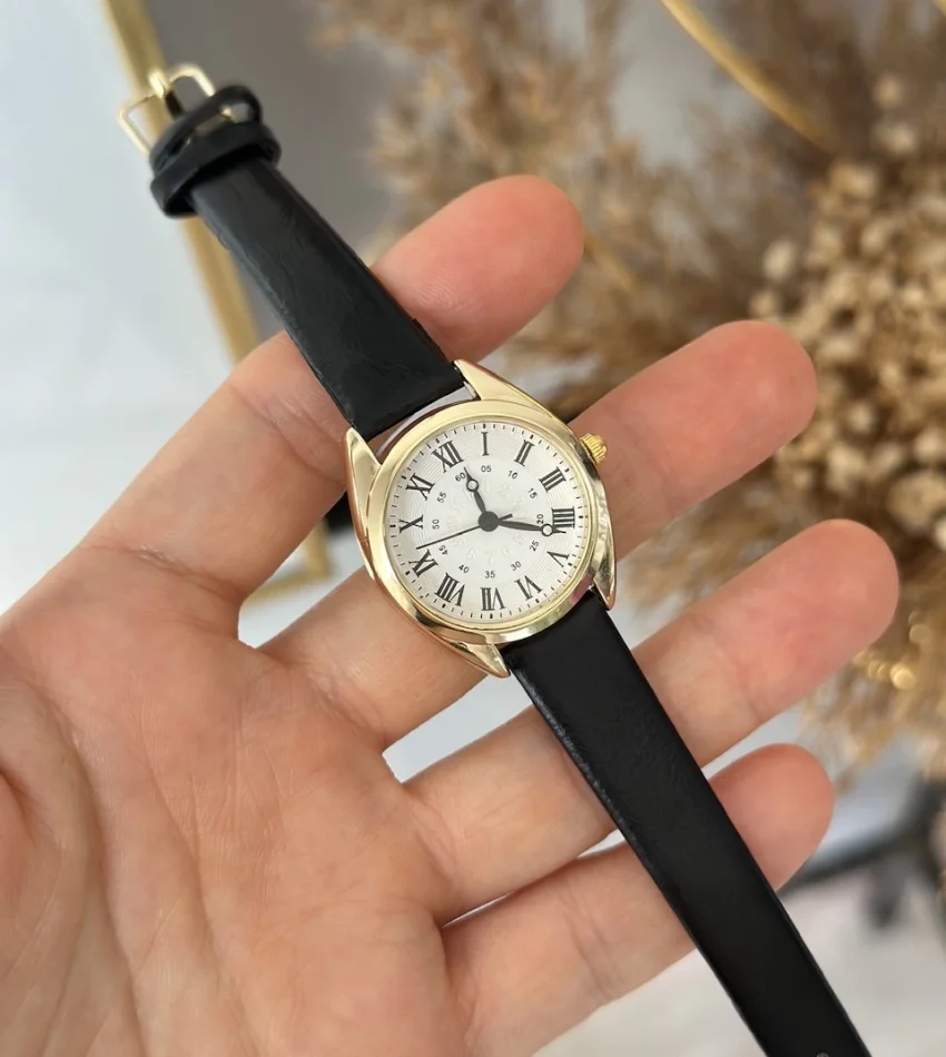 Siyah Deri Kordon Yuvarlak-Köşeli Saat