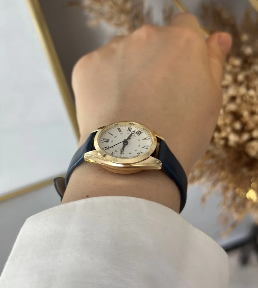 Lacivert Deri Kordon Yuvarlak-Köşeli Saat